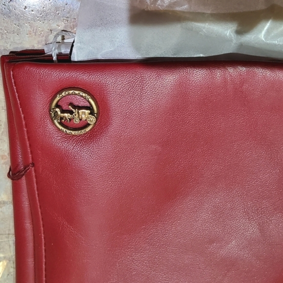 COACH CHERRY LEATHER TECH GLOVES HORSE & CARRIAGE SIZE 7 - Picture 2 of 2